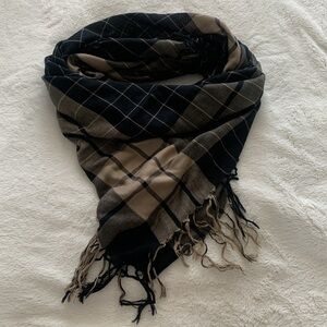 ☀️Weekend SALE☀️ 📜🖤Your Classic Plaid 📜🖤40”x40” Timeless Square Scarf